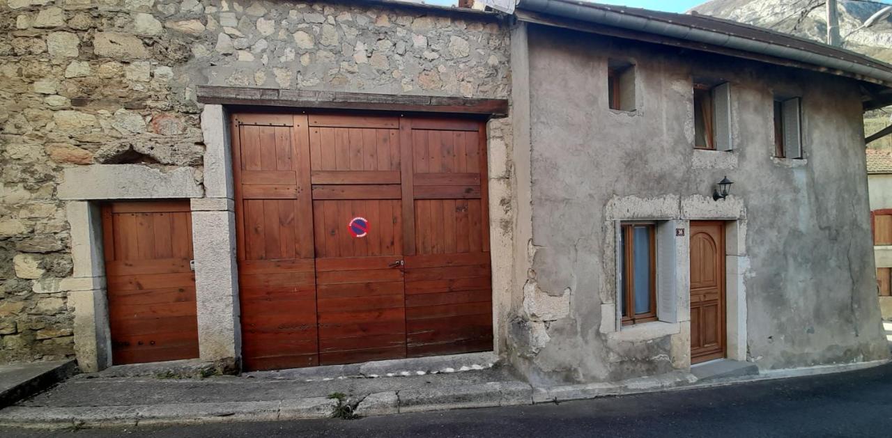 Petite Maison De Village Situee Entre Lacs, Cascades Et Montagnes Virieu-le-Grand 外观 照片